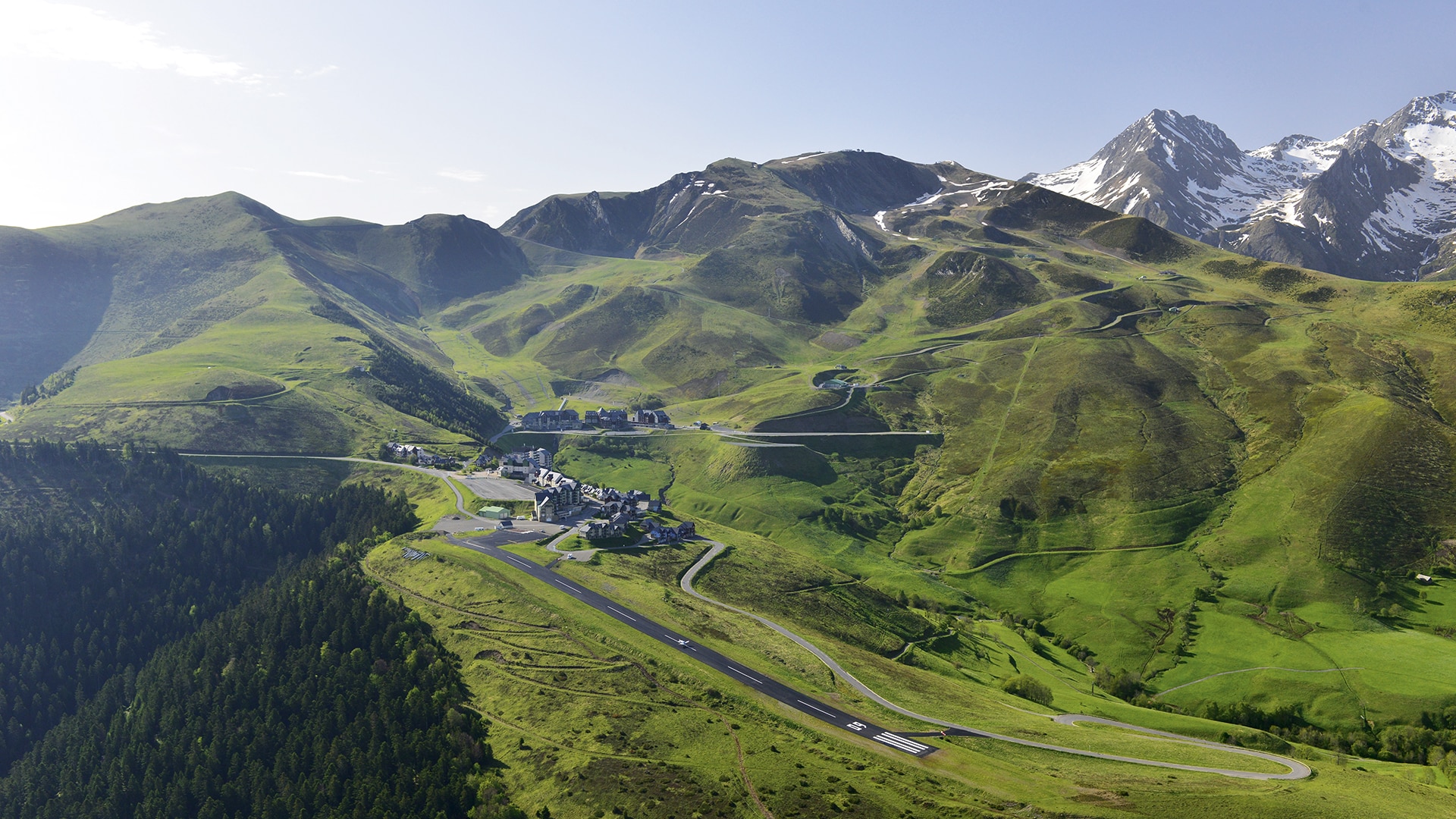 Libre-de-droit-HD-Vue-aC%E2%95%A0orienne-Altiport007-5-CrC%E2%95%A0odit-Frana%E2%95%A0uois-LAGARDE_1920x1080.jpg